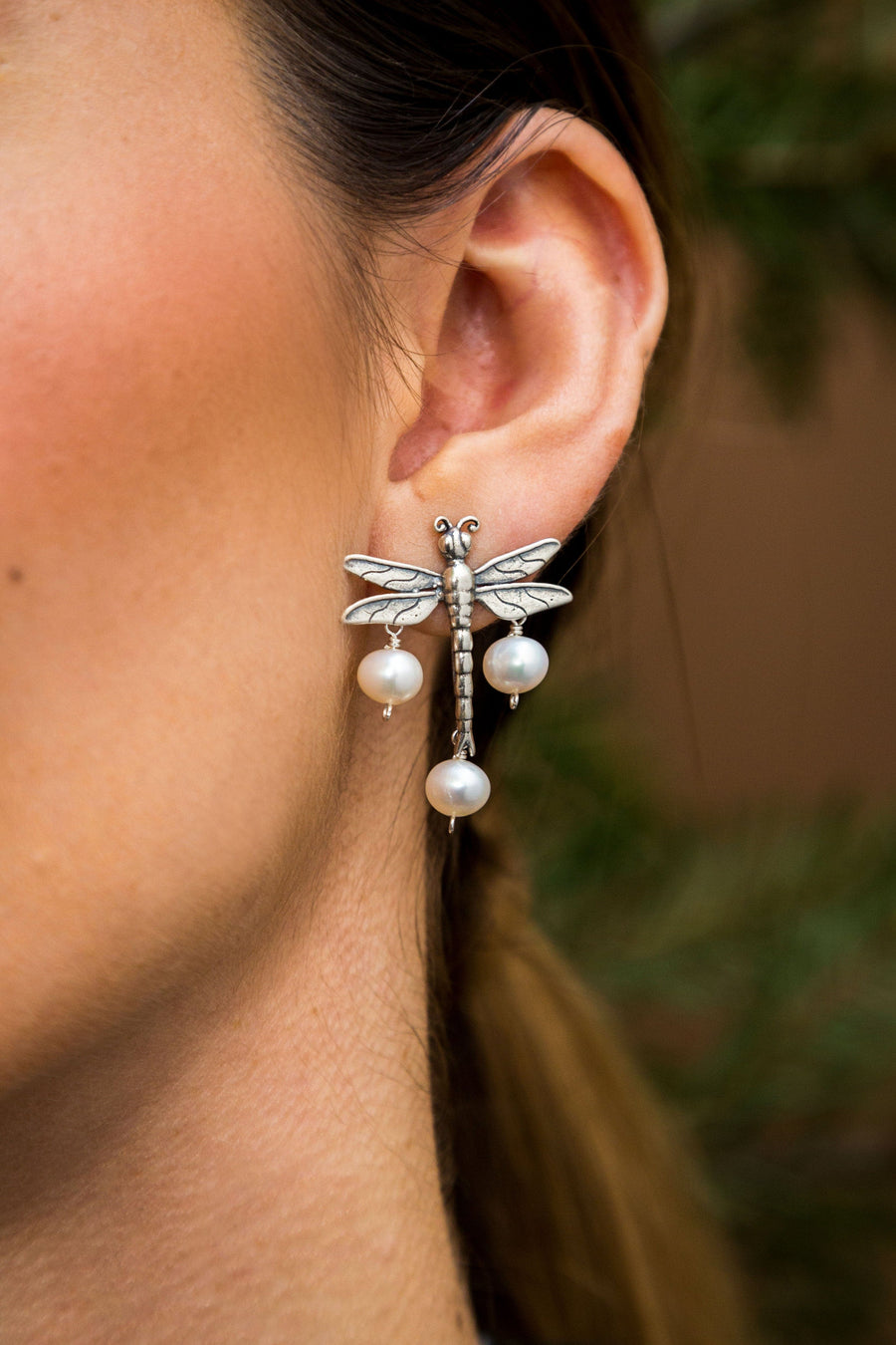 Aretes Libélula Con Gema, joya de plata .925, con lapislázuli y perla – Gabriela Sánchez (vista 4)