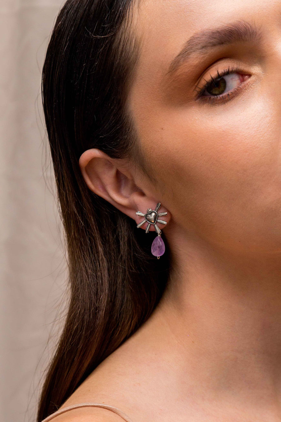Aretes Querido México Gota, joya de plata .925, con hematita y amatista – Gabriela Sánchez (vista 3)