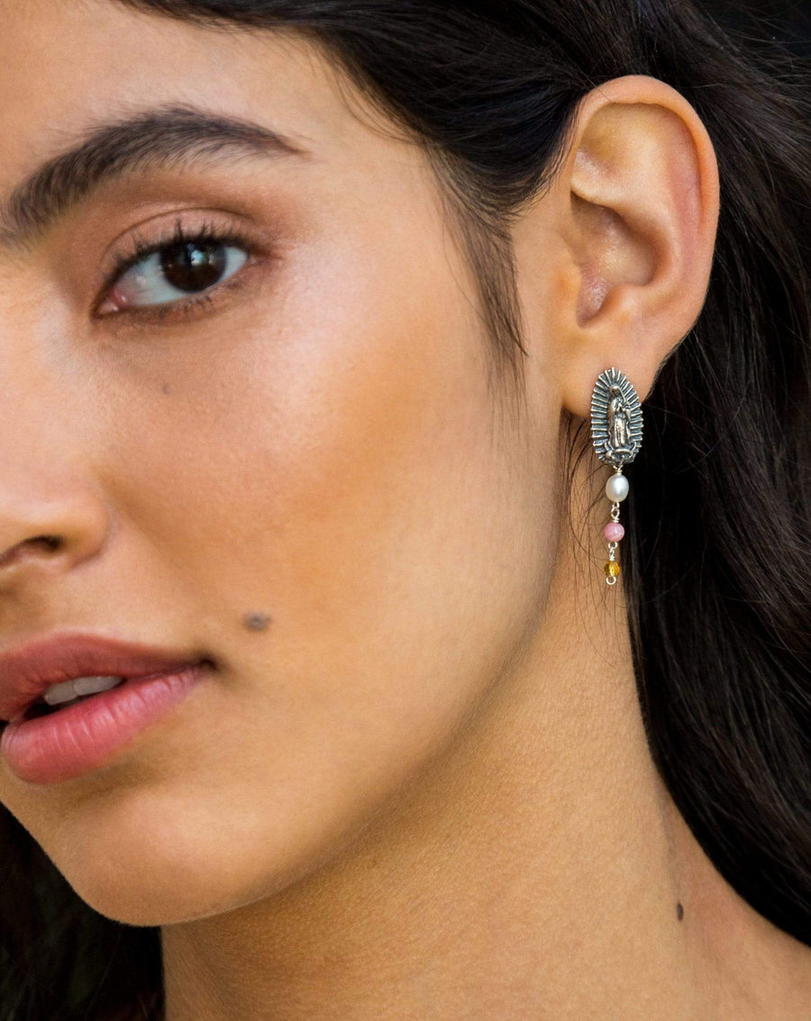 Aretes Virgen De Guadalupe, joya de plata .925, con perla y amatista – Gabriela Sánchez (vista 6)