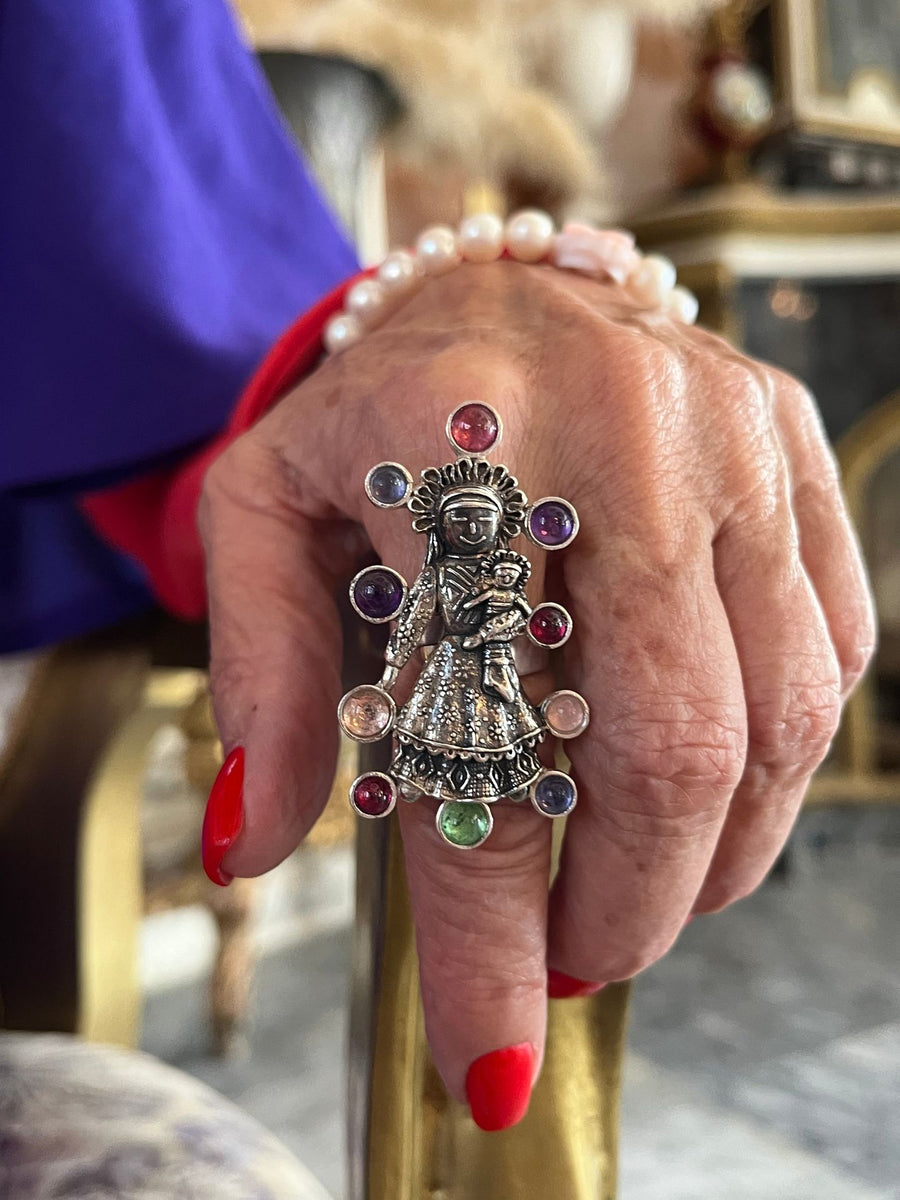 Anillo Abrazo de Mamá, joya de plata .925, con granate y gemas de colores – Gabriela Sánchez (vista 2)