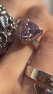 Anillo Calavera Mediana Ojos Flor, joya de plata .925 – Gabriela Sánchez (vista 5)