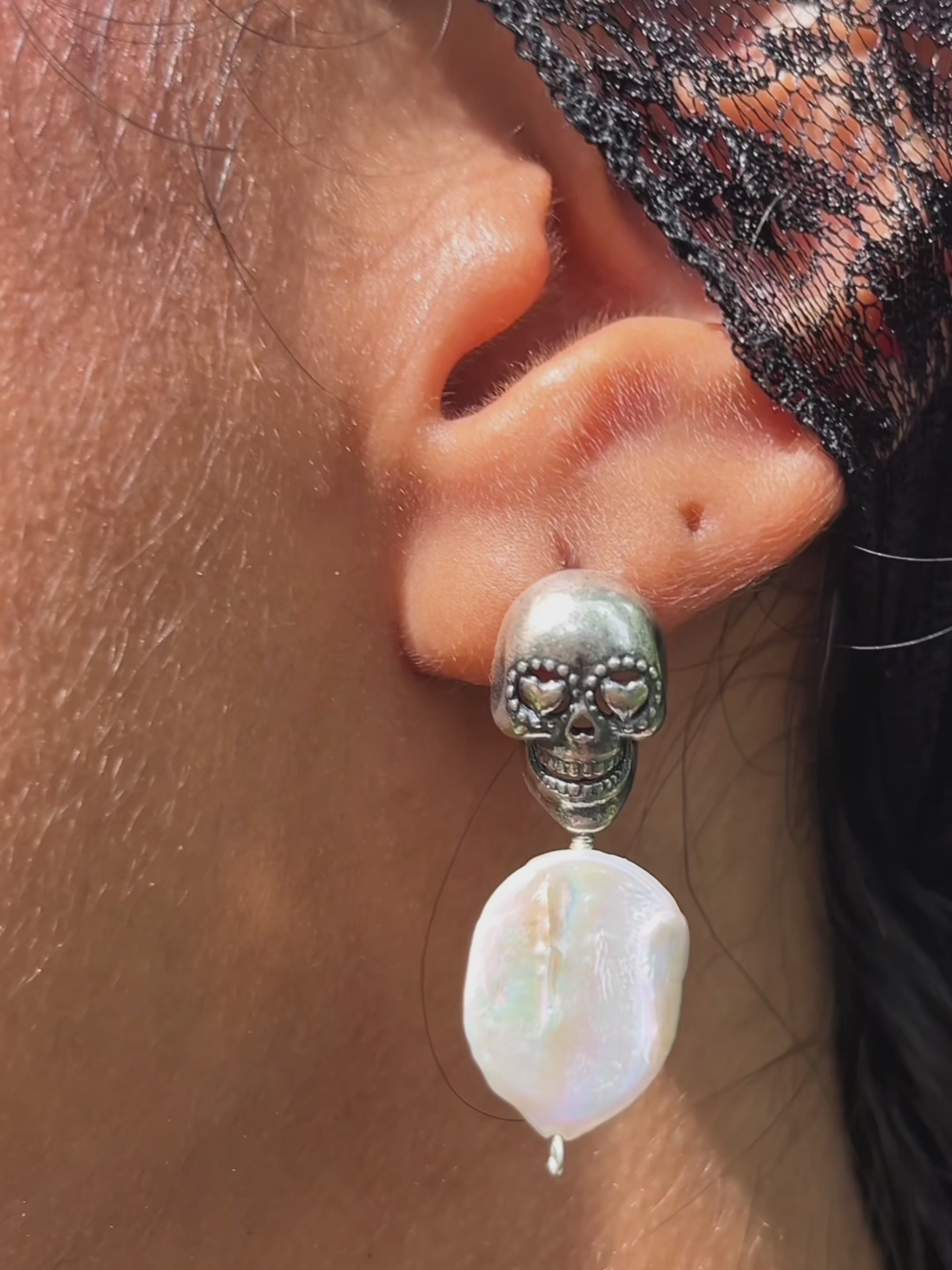 Aretes Calaverita de Perlita, joya de plata .925, con perla – Gabriela Sánchez