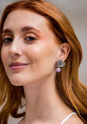 Aretes Rosa Con Gema, joya de plata .925, con perla y kunzita – Gabriela Sánchez (vista 5)