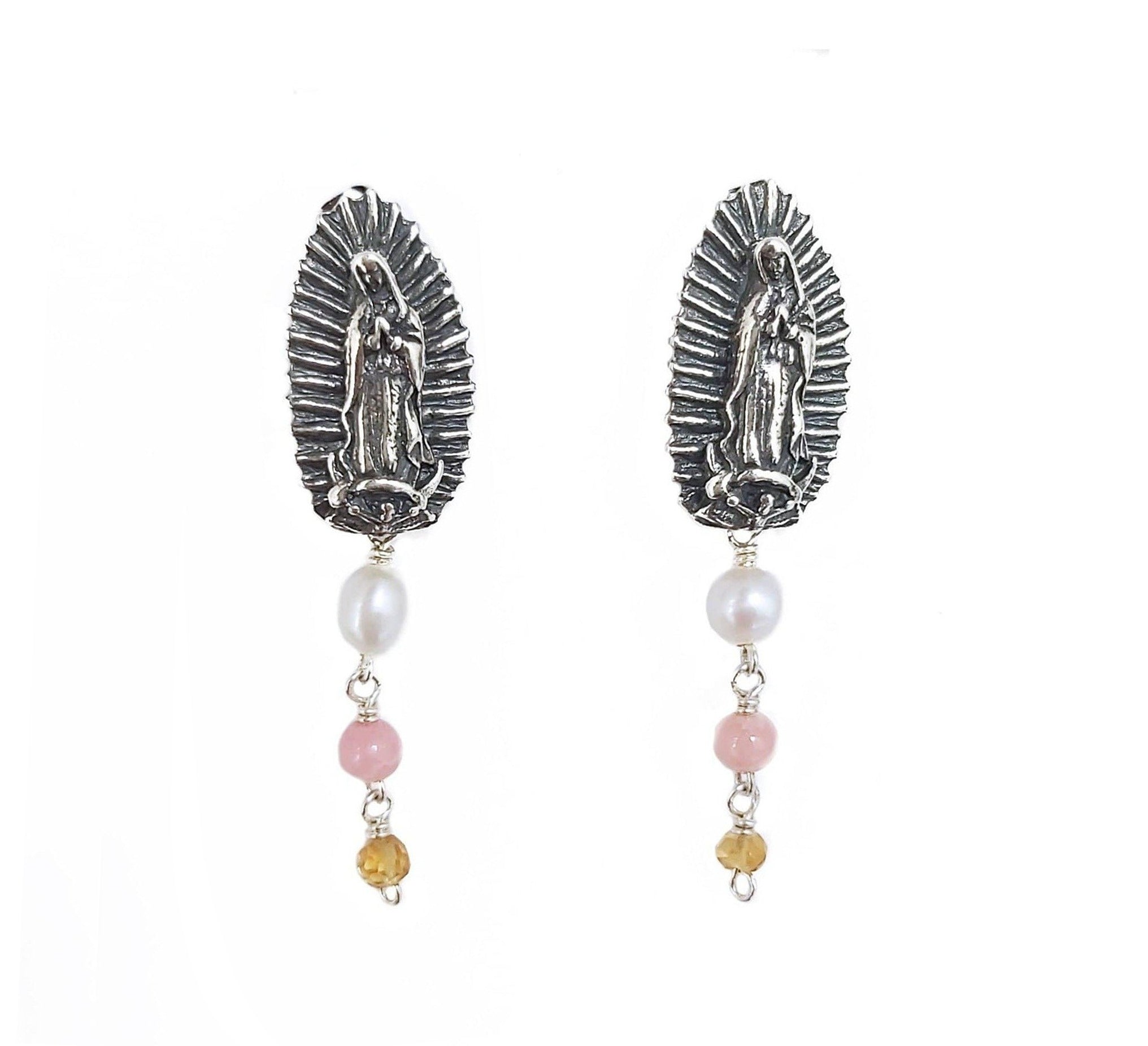 Aretes Virgen De Guadalupe, joya de plata .925, con perla y amatista – Gabriela Sánchez