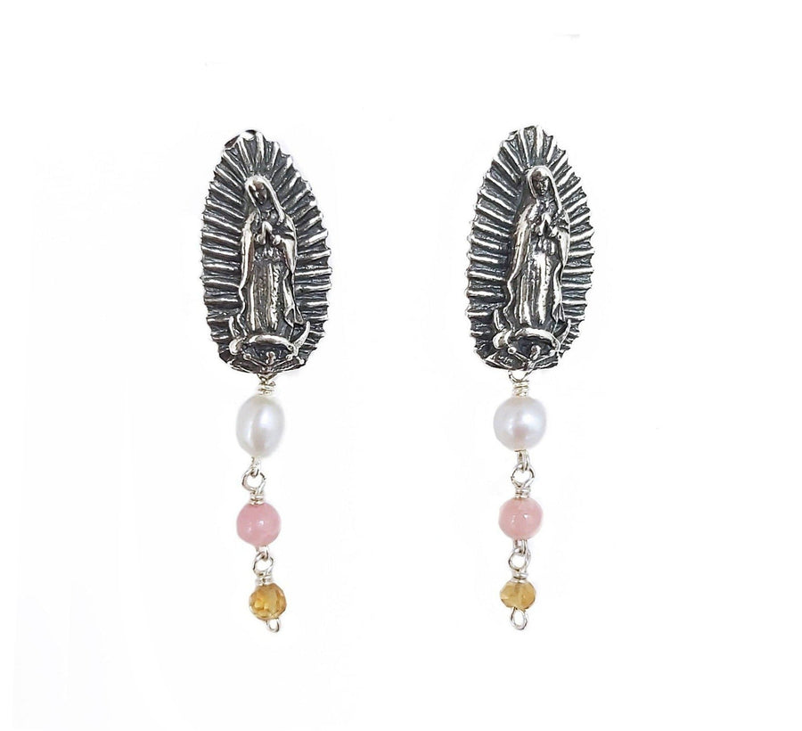 Aretes Virgen De Guadalupe, joya de plata .925, con perla y amatista – Gabriela Sánchez