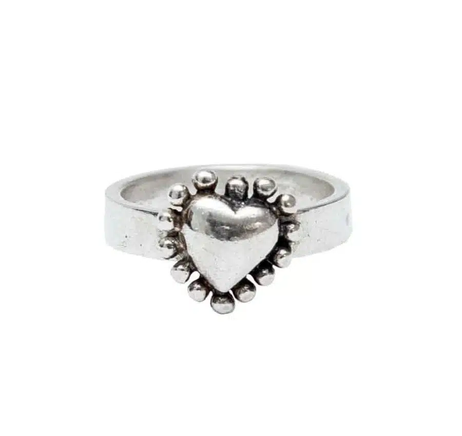 Anillo Corazón con Puntos Alrededor